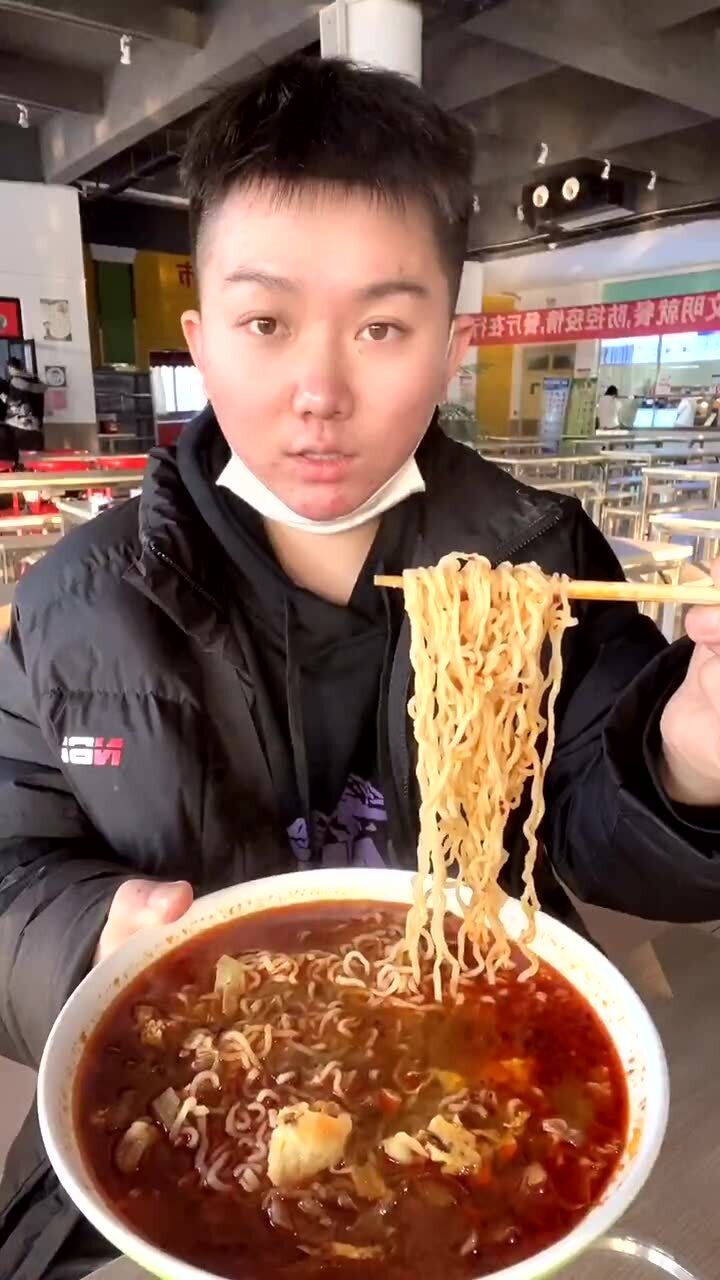 大学食堂窗口煮泡面