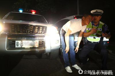 直播撞飞交警